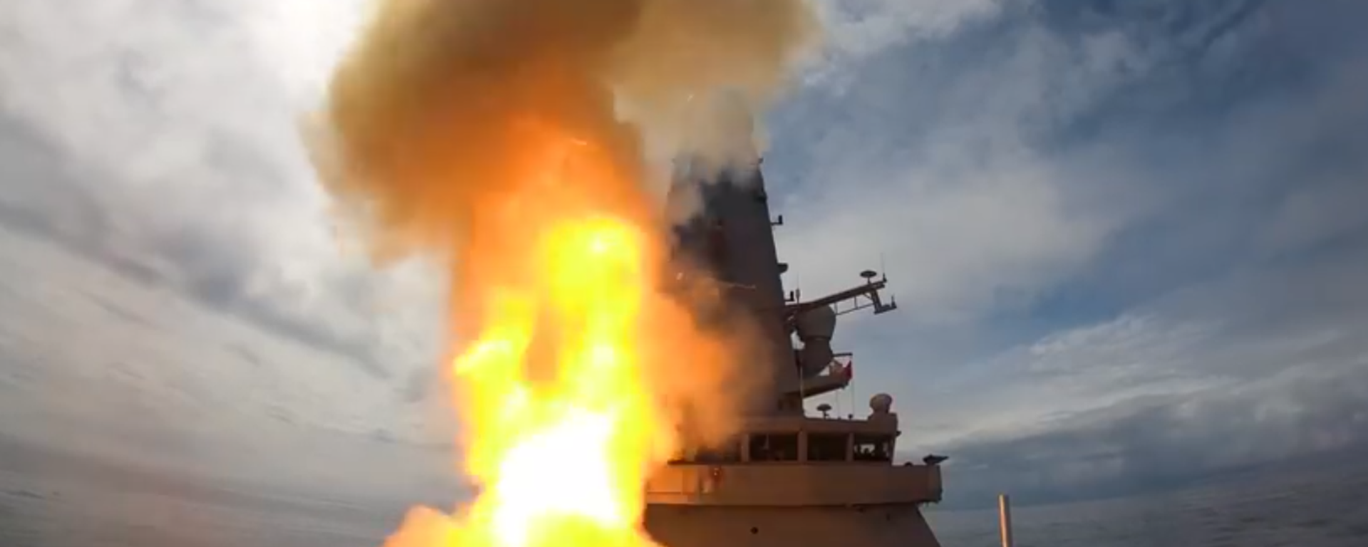 HMS Defender fires Sea Viper Missile HMS Defender fires Sea Viper Missile - Sputnik International, 1920, 21.01.2024