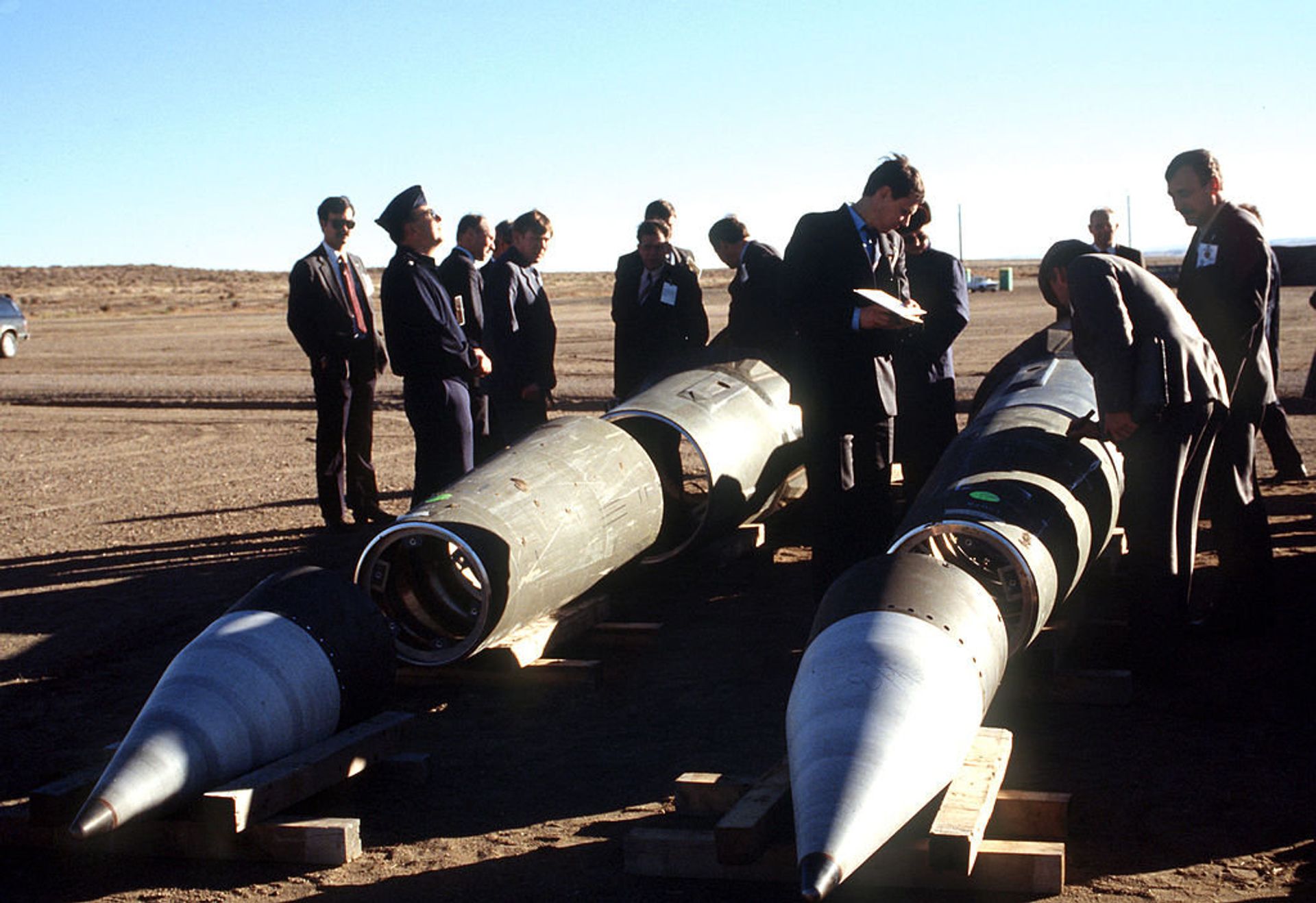 Soviet inspectors and their American escorts stand among several dismantled Pershing II missiles as they view the destruction of other missile components Soviet inspectors and their American escorts stand among several dismantled Pershing II missiles as they view the destruction of other missile components - Sputnik International, 1920, 28.01.2022