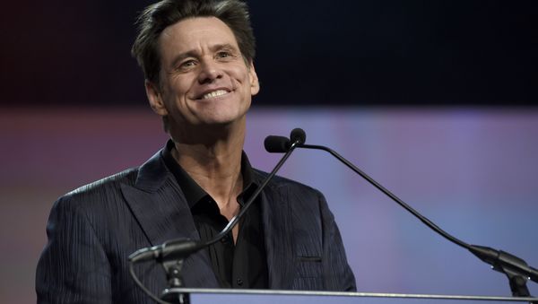 Jim Carrey presents the vanguard award at the 30th annual Palm Springs International Film Festival on Thursday, Jan. 3, 2019, in Palm Springs, Calif. - Sputnik International