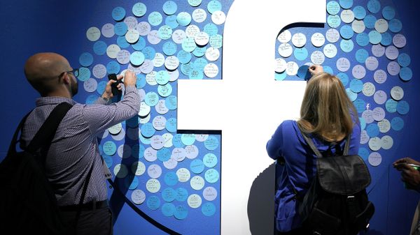 Attendees stick notes on a Facebook logo at F8, the Facebook's developer conference, Tuesday, April 30, 2019, in San Jose, Calif. - Sputnik International