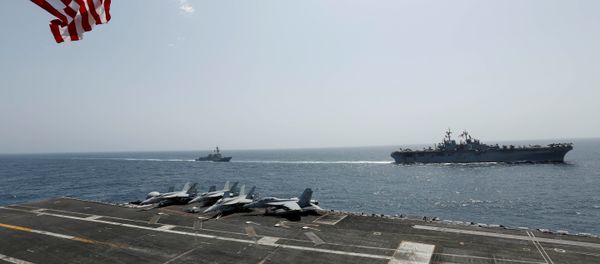 The US Navy Wasp-class amphibious assault ship USS Kearsarge and the Arleigh Burke-class guided-missile destroyer USS Bainbridge sail alongside the Nimitz-class aircraft carrier USS Abraham Lincoln in the Arabian Sea - Sputnik International