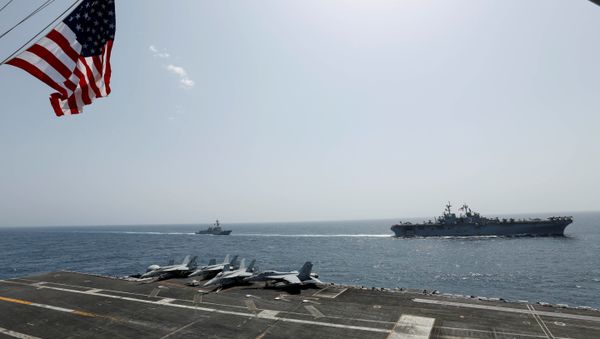 The US Navy Wasp-class amphibious assault ship USS Kearsarge and the Arleigh Burke-class guided-missile destroyer USS Bainbridge sail alongside the Nimitz-class aircraft carrier USS Abraham Lincoln in the Arabian Sea - Sputnik International