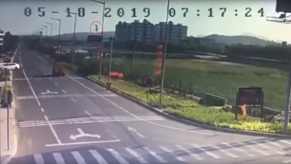 Security camera footage of the moment just before a PLAAF JH-7 Flying Leopard attack jet crashes on Hainan Island - Sputnik International
