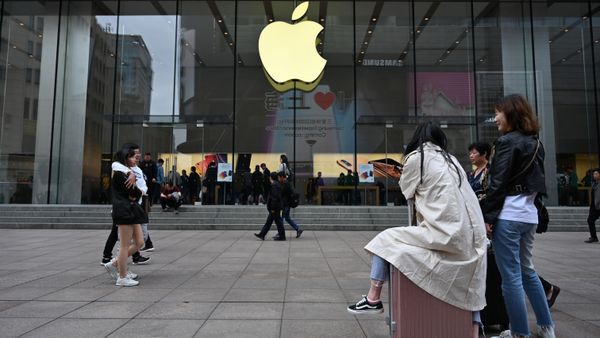 People walk past the front of an Apple store in central Shanghai on May 8, 2019 People walk past the front of an Apple store in central Shanghai on May 8, 2019 - Sputnik International