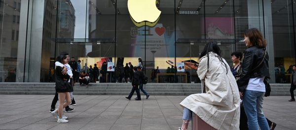 People walk past the front of an Apple store in central Shanghai on May 8, 2019 - Sputnik International