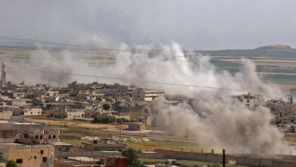 This picture taken on May 22, 2019 shows smoke plumes rising from the Syrian town of Khan Sheikhun in the southern countryside of the rebel-held Idlib province. - Sputnik International