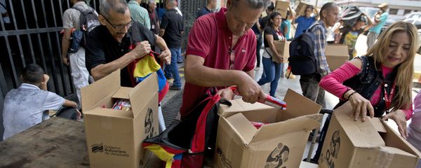 In this July 6, 2018 photo, employees of a government-supported cultural center collect their boxes with subsided food distributed under government program named CLAP in downtown Caracas, Venezuela. Everyone from museum curators to janitors waited in line to sign a clipboard before government loyalists hand over the box of food. In this July 6, 2018 photo, employees of a government-supported cultural center collect their boxes with subsided food distributed under government program named CLAP in downtown Caracas, Venezuela. Everyone from museum curators to janitors waited in line to sign a clipboard before government loyalists hand over the box of food. - Sputnik International