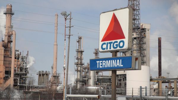Smoke rises from a refinery owned by Citgo - Sputnik International