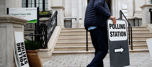 Electoral staff prepare at a polling station for the European elections, taking place despite Brexit uncertainty, at Islington Town Hall, in London, Britain, May 23, 2019 - Sputnik International