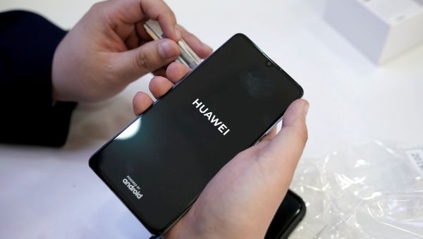 A salesman turns on a new Huawei P30 smartphone for a customer in Beijing A salesman turns on a new Huawei P30 smartphone for a customer in Beijing - Sputnik International