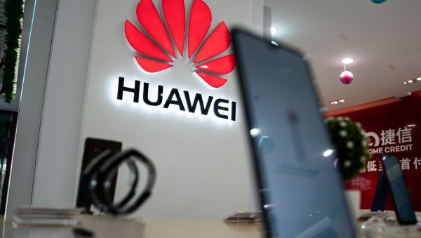 A Huawei logo is displayed at a retail store in Beijing on May 20, 2019 - Sputnik International