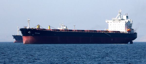 An oil tanker is pictured off the Iranian port city of Bandar Abbas, which is the main base of the Islamic republic's navy and has a strategic position on the Strait of Hormuzon April 30, 2019 - Sputnik International