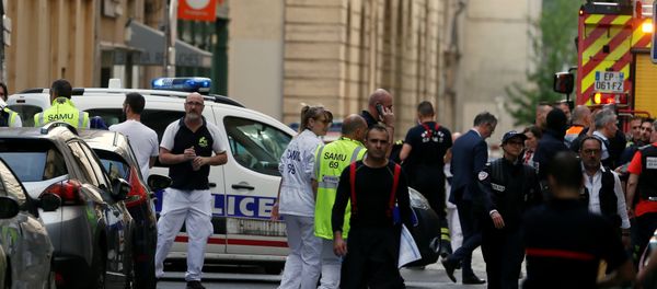 Police officers, fire fighters and medics are seen near the site of a suspected bomb attack in central Lyon, France May 24, 2019. REUTERS/Emmanuel Foudrot - Sputnik International