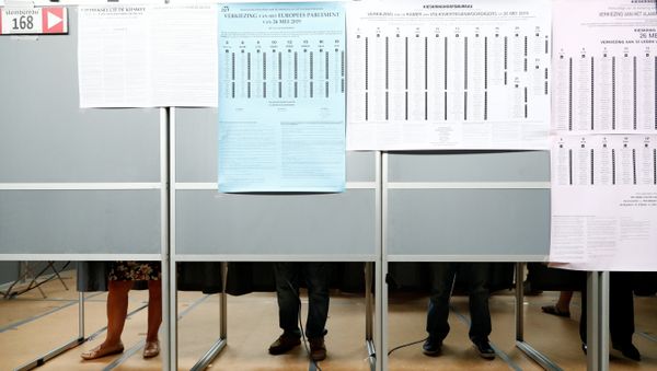 People are seen inside voting booths as they prepare to cast their votes during Belgian general and regional elections and for the European Parliament Elections in Deurne - Sputnik International