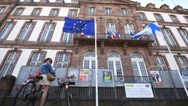 This picture taken on May 26, 2019 shows a woman on a bicycle standing in front of a European flag during the European Parliament elections at a polling station in Strasbourg, eastern France. This picture taken on May 26, 2019 shows a woman on a bicycle standing in front of a European flag during the European Parliament elections at a polling station in Strasbourg, eastern France. - Sputnik International