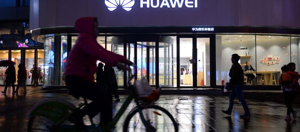A woman cycles past a Huawei store in Shenyang, Liaoning province, China March 20, 2019. Picture taken March 20, 2019 - Sputnik International