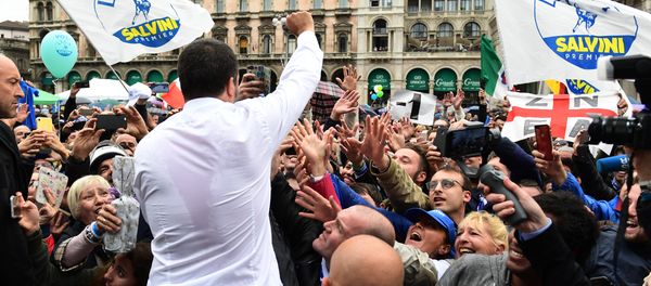 Italian Deputy Prime Minister and Interior Minister Matteo Salvini (C) greets supporters during a rally of European nationalists ahead of European elections on May 18, 2019, in Milan - Sputnik International