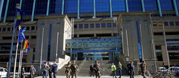 Police and army personnel stand guard during a bomb alert outside the Brussels-North (Gare du Nord - Noordstation) train station in Brussels, on October 5, 2016 Police and army personnel stand guard during a bomb alert outside the Brussels-North (Gare du Nord - Noordstation) train station in Brussels, on October 5, 2016 - Sputnik International