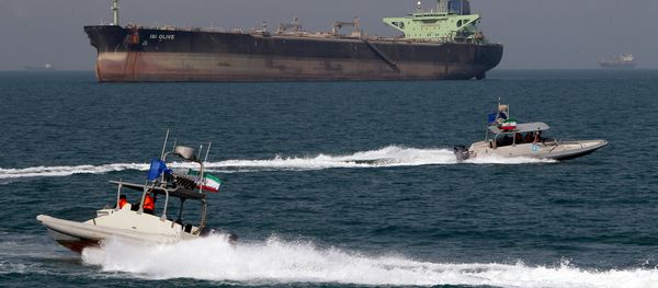 Iranian Revolutionary Guard speedboats cruise past an oil tanker off the port of Bandar Abbas, southern Iran, on July 2, 2012 Iranian Revolutionary Guard speedboats cruise past an oil tanker off the port of Bandar Abbas, southern Iran, on July 2, 2012 - Sputnik International