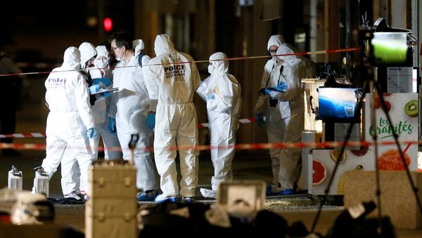 Forensic officers inspect the site of a suspected bomb attack in central Lyon, France May 24, 2019 - Sputnik International