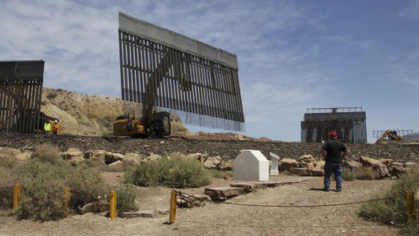 Workers build a border fence in a private property located in the limits of the US States of Texas and New Mexico taken from Ciudad Juarez, Chihuahua state, Mexico on May 26, 2019. - Sputnik International
