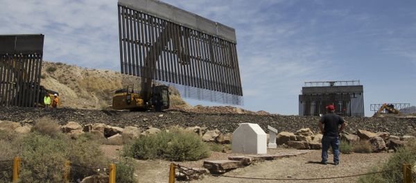 Workers build a border fence in a private property located in the limits of the US States of Texas and New Mexico taken from Ciudad Juarez, Chihuahua state, Mexico on May 26, 2019. - Sputnik International