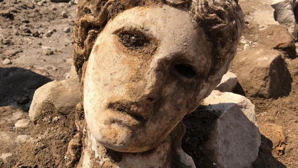 The head of a deity emerges during excavations under Rome Town Hall - Sputnik International