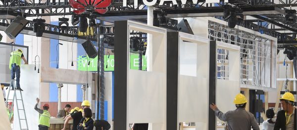 Workers are seen near the booth of Huawei Technologies Co under construction at the venue of China International Big Data Industry Expo in Guiyang, Guizhou province, China May 22, 2019 - Sputnik International