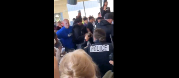Police in Stockton, CA caught in 80-student struggle after attempting to detain one teen Police in Stockton, CA caught in 80-student struggle after attempting to detain one teen - Sputnik International