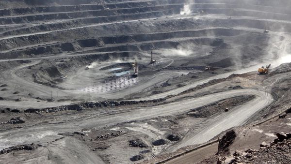 Miners are seen at the Bayan Obo mine containing rare earth minerals, in Inner Mongolia, China July 16, 2011 - Sputnik International