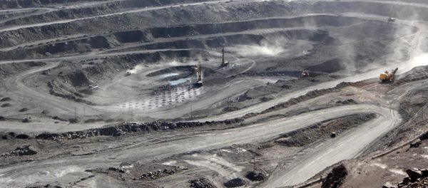 Miners are seen at the Bayan Obo mine containing rare earth minerals, in Inner Mongolia, China July 16, 2011 - Sputnik International