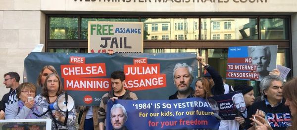 Assange's supporters chant slogans in his support before the courthouse in London Assange's supporters chant slogans in his support before the courthouse in London - Sputnik International