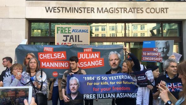 Assange's supporters chant slogans in his support before the courthouse in London Assange's supporters chant slogans in his support before the courthouse in London - Sputnik International