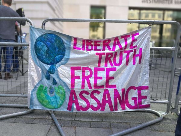 Assange's supporters chant slogans in his support before the courthouse in London Assange's supporters chant slogans in his support before the courthouse in London - Sputnik International