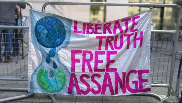 Assange's supporters chant slogans in his support before the courthouse in London - Sputnik International