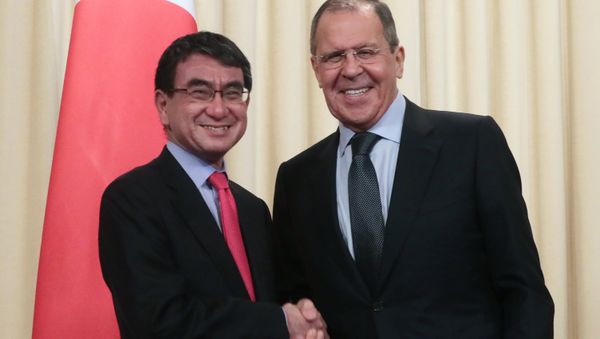 Russia's Foreign Minister Sergei Lavrov and Japan's Foreign Minister Taro Kono - Sputnik International