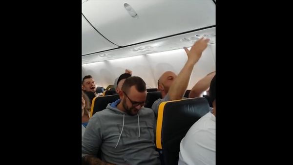 Germans chanting racist slurs - Sputnik International