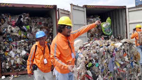 Philippine customs officials inspect cargo containers containing tonnes of garbage shipped by Canada at Manila port November 10, 2014 - Sputnik International