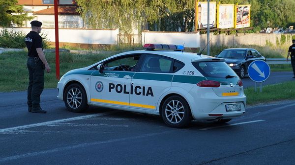 Slovak police car and police officer on duty Slovak police car and police officer on duty - Sputnik International