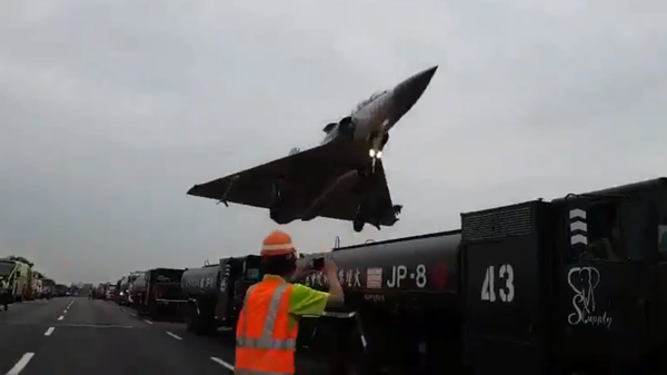 Taiwan fighter jets land on Sun Yat-sen highway during Han Kuang military drills - Sputnik International