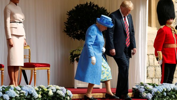 The First Lady Melania Trump waits as U.S. President Donald Trump and Britain's Queen Elizabeth walk across the courtyard to inspect the Coldstream Guards during a visit to Windsor Castle in Windsor The First Lady Melania Trump waits as U.S. President Donald Trump and Britain's Queen Elizabeth walk across the courtyard to inspect the Coldstream Guards during a visit to Windsor Castle in Windsor - Sputnik International