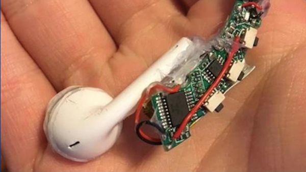 A 15-year-old Sam Cashbook made a working pair of DIY AirPods using an old pair of headphones and a soldering iron. - Sputnik International