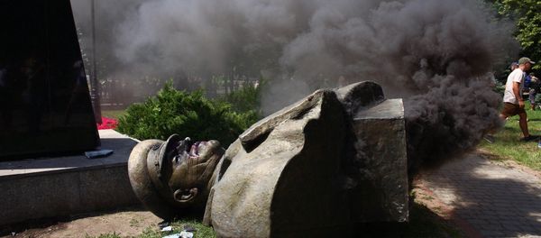 Ukraine's Nationalists Tear Down Bust of Soviet Military Figure in Kharkov Ukraine's Nationalists Tear Down Bust of Soviet Military Figure in Kharkov - Sputnik International