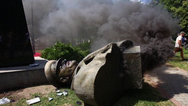 Ukraine's Nationalists Tear Down Bust of Soviet Military Figure in Kharkov - Sputnik International