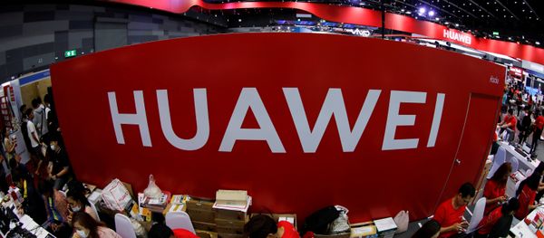  Workers sit at the Huawei stand at the Mobile Expo in Bangkok, Thailand, May 31, 2019 - Sputnik International