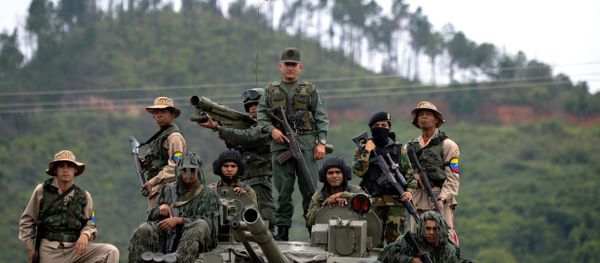 Venezuelan troops in different fatigues and carrying various weapons stand on a Russian-made BMP-3M IFV during the press conference given by Defence Minister general Vladimir Padrino Lopez at Fort Tiuna in Caracas on August 14, 2017 - Sputnik International