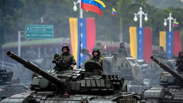 Venezuelan Russian-made Mi-17 helicopters overfly a column of T-72B tanks during a military parade to celebrate Venezuela's 206th anniversary of iIndependence in Caracas on July 5, 2017 Venezuelan Russian-made Mi-17 helicopters overfly a column of T-72B tanks during a military parade to celebrate Venezuela's 206th anniversary of iIndependence in Caracas on July 5, 2017 - Sputnik International