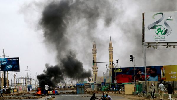 Sudanese protesters are seen near burning tyres used to erect a barricade on a street, demanding that the country's Transitional Military Council handover power to civilians, in Khartoum - Sputnik International