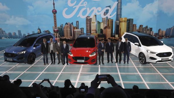 Executives and guests gather for a group photo at the Ford booth during the Auto Shanghai 2019 show in Shanghai Tuesday, April 16, 2019 - Sputnik International