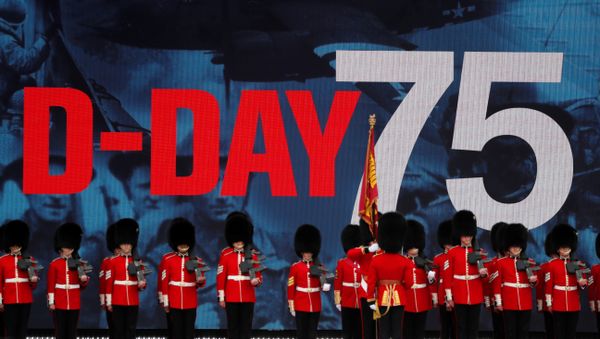 Soldiers stay stand for the event to commemorate the 75th anniversary of D-Day, in Portsmouth, Britain, June 5, 2019 - Sputnik International